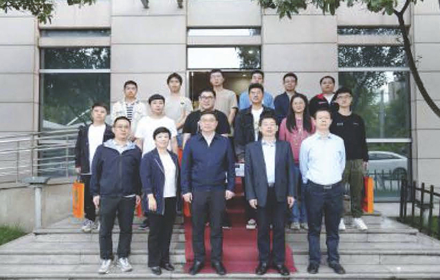 Foto grupal de líderes importantes de la empresa