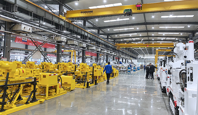 Línea de producción de perforación montada en la pista